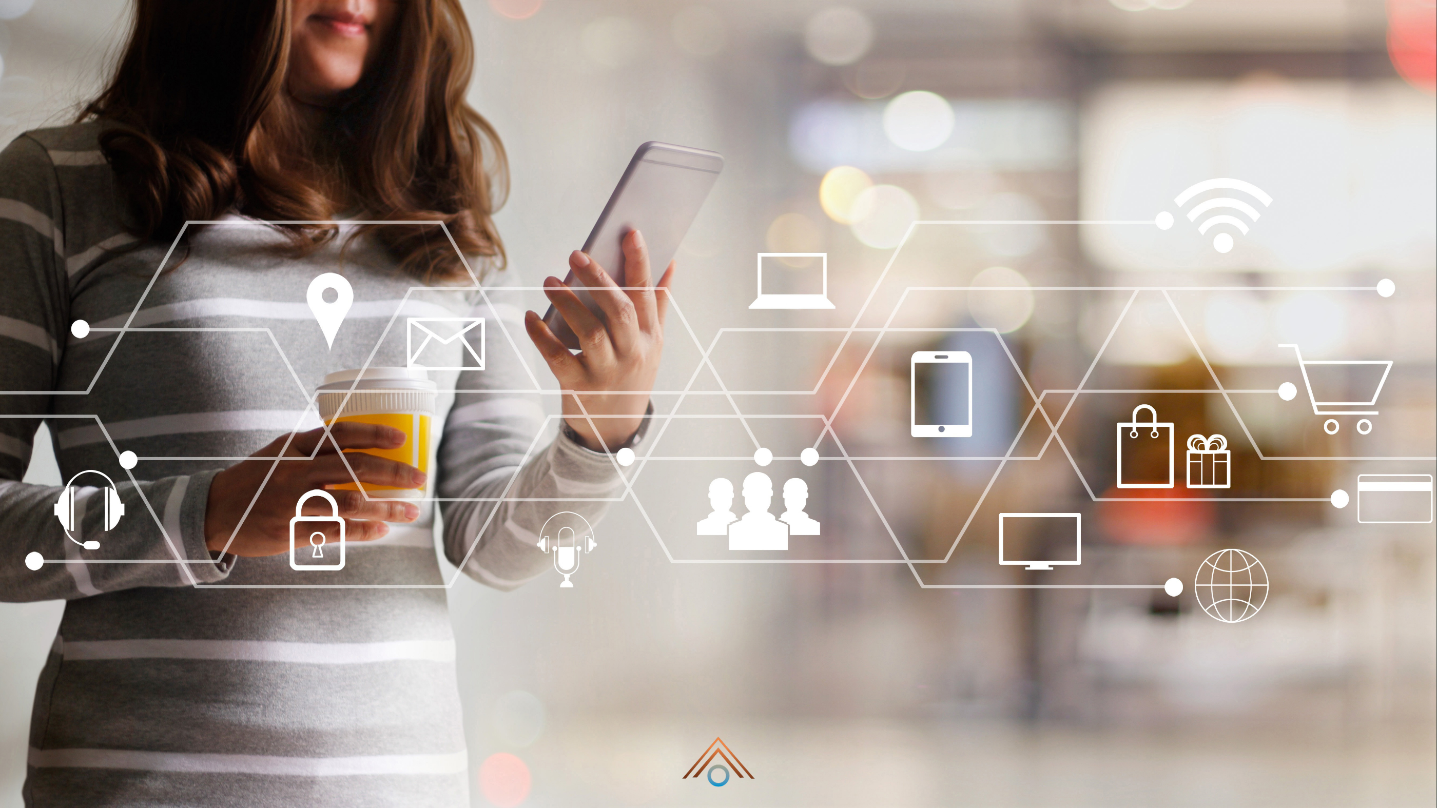 Pessoa usando um smartphone enquanto segura um copo de café, com ícones gráficos sobrepostos que representam canais e tecnologias digitais, como localização, e-mail, laptop, Wi-Fi, carrinho de compras, atendimento, segurança, pagamento, loja e internet, sugerindo integração omnicanal no varejo.
